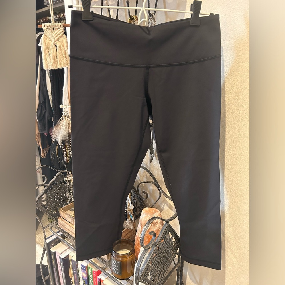 Lululemon Black Wunder Under Capris Size 4! Great condition!